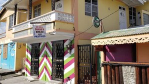 Un bâtiment sur lequel est apposée une enseigne publicitaire pour la boulangerie-pâtisserie Sukie.
