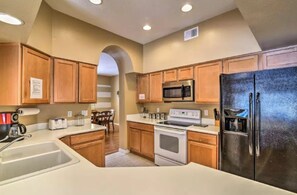 Talo, 5 makuuhuonetta, yksityinen uima-allas (4 Bathrooms) | Yksityinen keittiö | Täysikokoinen jääkaappi, mikroaaltouuni, uuni, liesi