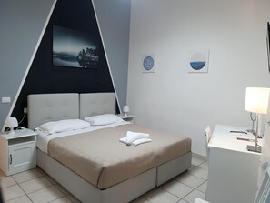 Comfort Double Room | Down duvets, laptop workspace, soundproofing, free WiFi - Villa Gelsomino Garden (Florence)