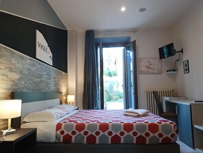 Premium Double or Twin Room | Down comforters, laptop workspace, soundproofing, free WiFi - Villa Gelsomino Garden (Florence)