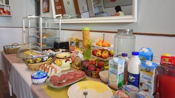 Tägliches kontinentales Frühstück (8 EUR pro Person)