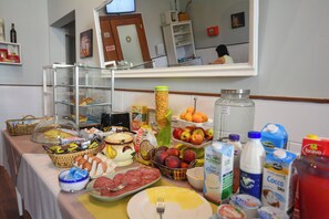 Dagelijks continentaal ontbijt (EUR 8 per persoon)