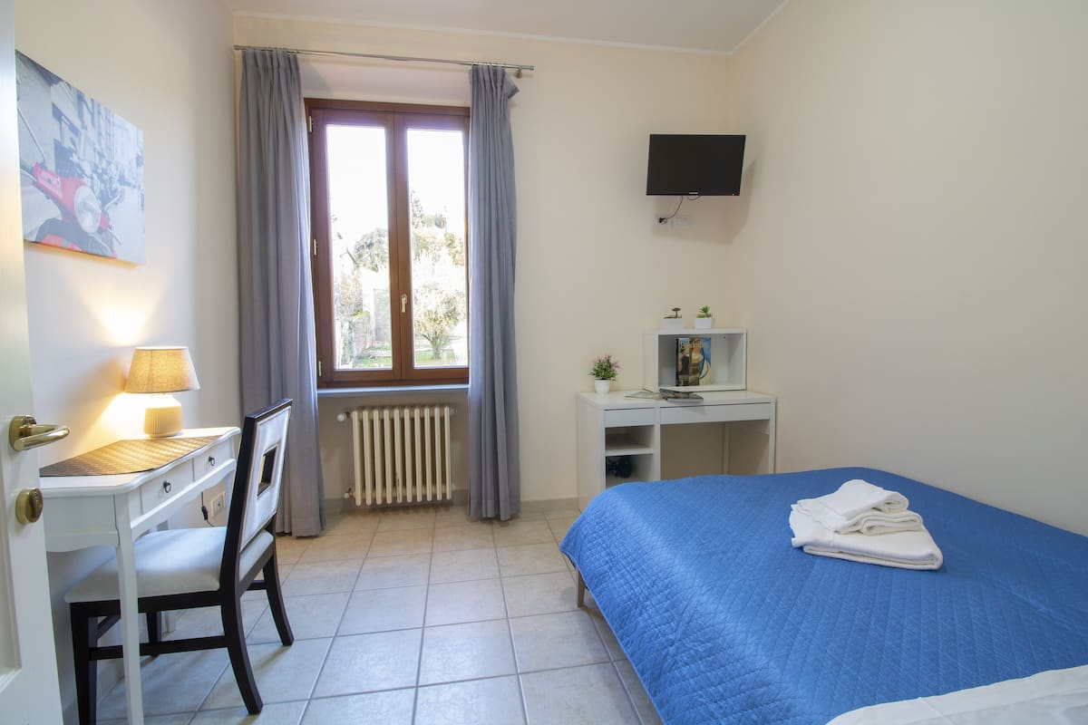 Basic Single Room | 1 bedroom, down comforters, laptop workspace, soundproofing