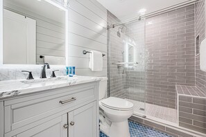 Maison, plusieurs lits (FLORIDAYS S Shipwatch) | Salle de bain | Sèche-cheveux, serviettes fournies