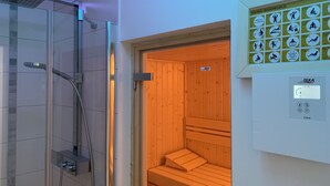 Una sauna con bancos de madera y un panel de control.
