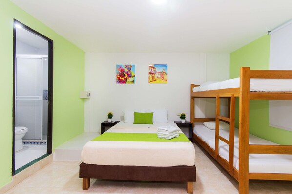 Une chambre avec un lit simple, un lit superposé, une douche et deux tableaux accrochés au mur.