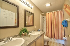 Ferienhaus, 5 Schlafzimmer, eigener Pool (3 Bathrooms) | Badezimmer | Duschwanne, Handtücher, Toilettenpapier