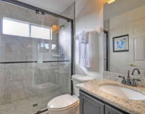 Ferienhaus, 5 Schlafzimmer, eigener Pool (4 Bathrooms) | Badezimmer | Duschwanne, Handtücher, Shampoo