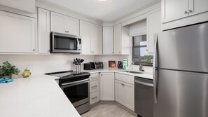Condo, 1 King Bed (Beachside One 4073 ) | Private kitchen | Oven, toaster