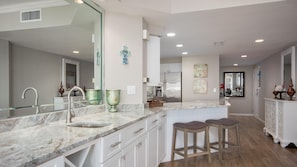 Condo, varias camas (Westwinds 4848 Su ) | Cocina privada | Refrigerador, microondas, horno y parrilla de estufa