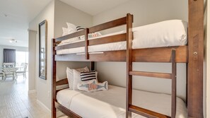 Apartamento, varias camas (Amalfi B320) | Tabla de planchar con plancha y ropa de cama