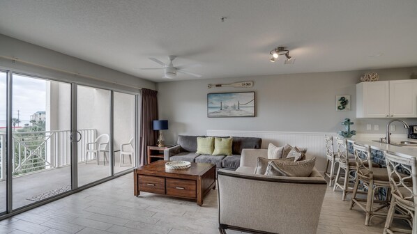 Apartamento, varias camas (Amalfi B320) | Zona de estar | Una televisión, juguetes