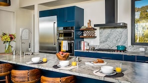 Réfrigérateur, four à micro-ondes, un four, surface de cuisson