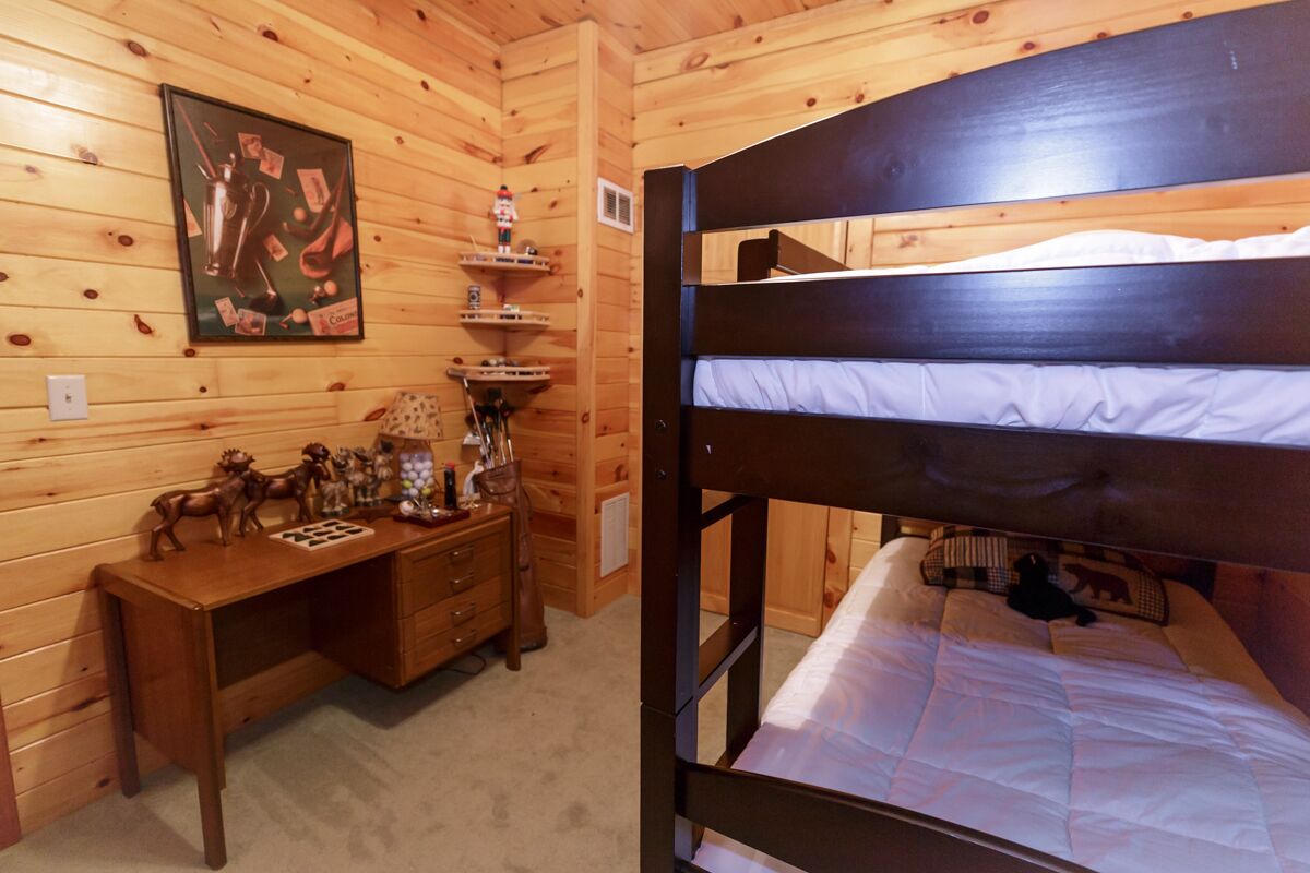 3 bedrooms, desk, iron/ironing board, travel crib