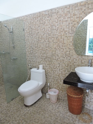 Shower, free toiletries, towels - Kartika Villas (Buleleng)