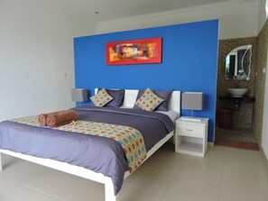 Tempat tidur Select Comfort, minibar, dan brankas