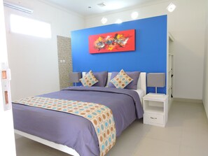 Tempat tidur Select Comfort, minibar, dan brankas