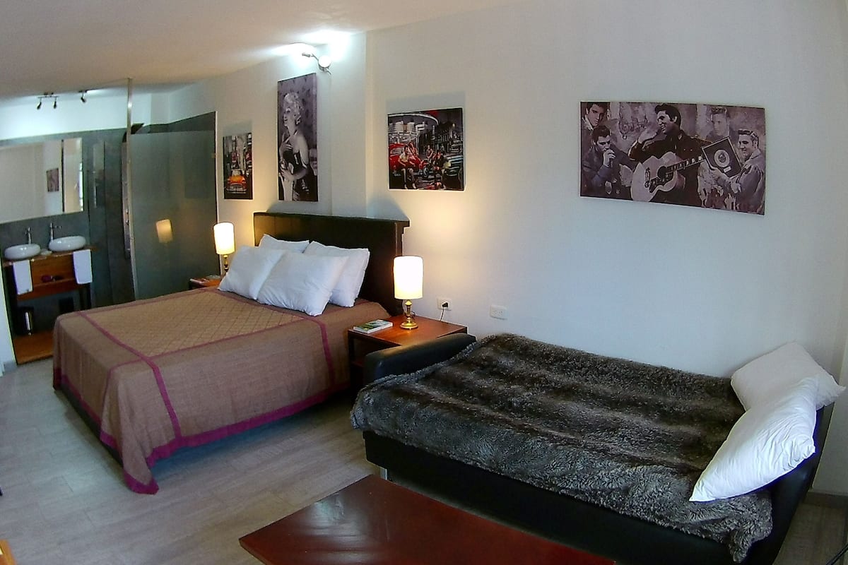 Elite tweepersoonskamer, uitzicht op bergen | Luxe beddengoed, een kluis op de kamer, individueel gedecoreerd