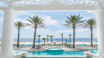 Alberca al aire libre y alberca climatizada