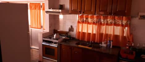 Een microgolfoven, een koffiezetapparaat/waterkoker