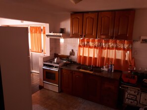 Microwave, coffee/tea maker, cookware/dishes/utensils - Beautiful house in Country steps from the Paraná River (Ituzaingo)