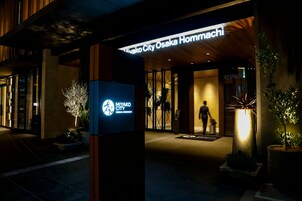 Exterior del hotel Miyako City Osaka Homnachi, con una entrada destacada y señalización iluminada.