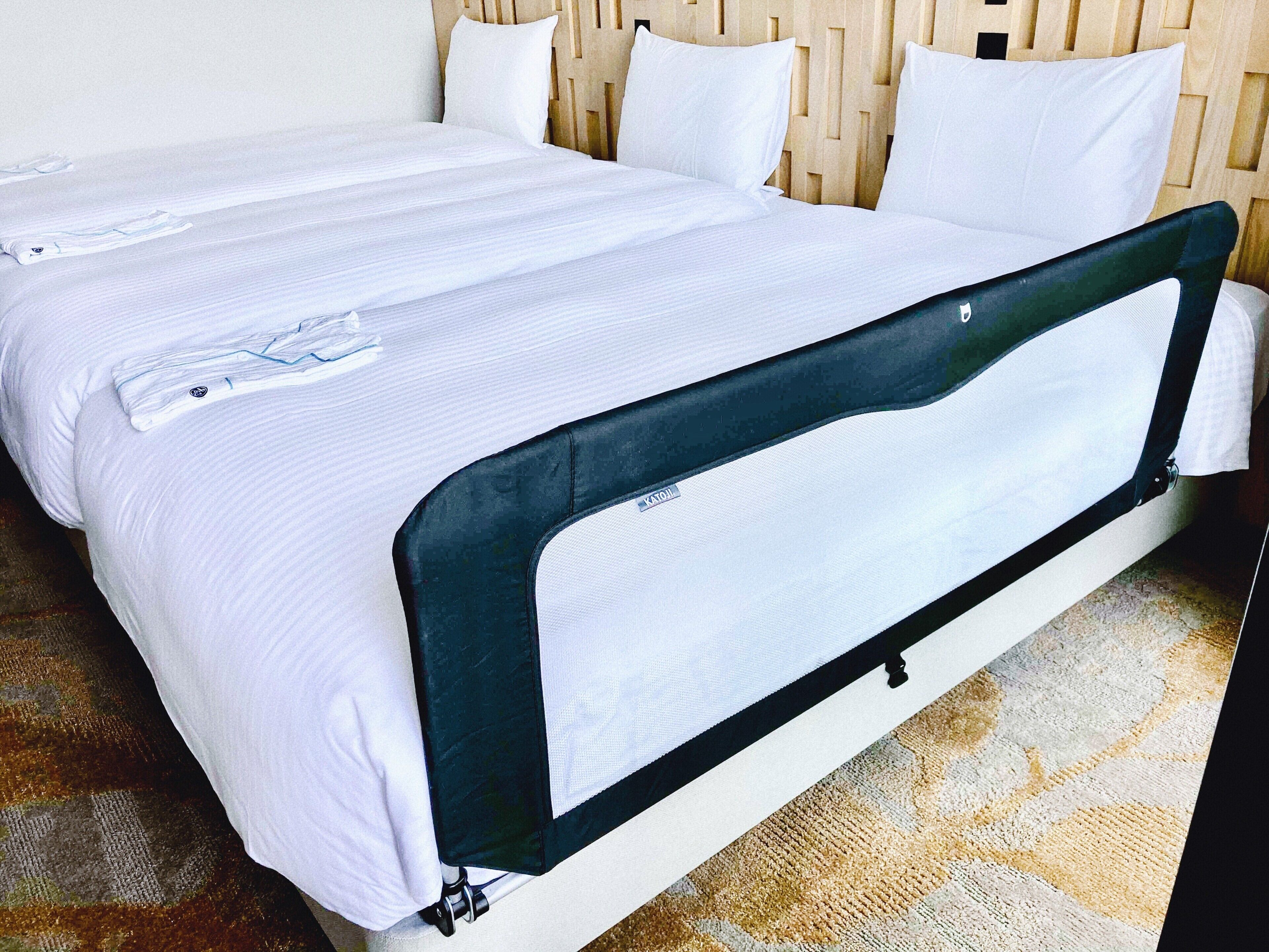 Una cama doble con cabecera y piecera, una almohada y una manta.