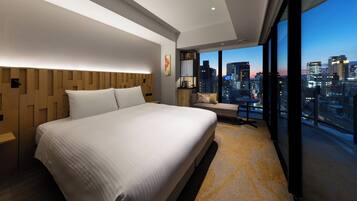 Quarto casal, para não fumantes, no canto (Wide View) | Cofres nos quartos, cortinas blackout, ferros/tábuas de passar roupa