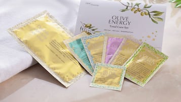 Un ensemble de produits de soins pour la peau, comprenant divers articles, accompagné d’une carte.