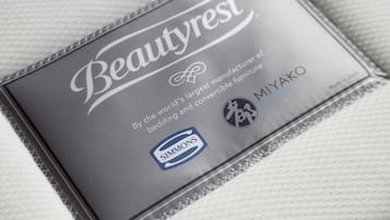 Una etiqueta con el texto 'Beautyrest' y 'Simmons', indicando una marca de ropa de cama.