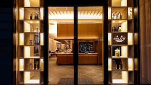 Ein modernes Interieur mit einer zentralen Kochinsel und je einer Glasvitrine auf jeder Seite.
