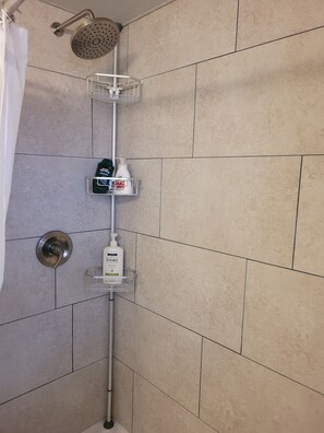 Combined shower/bathtub, hair dryer, towels, soap - Desert living close to  the Colorado river and casinos (Bullhead City)
