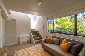 Smart-TV, Kamin, DVD-Player, Bücher