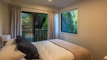 4 bedrooms, iron/ironing board, free WiFi, bed sheets