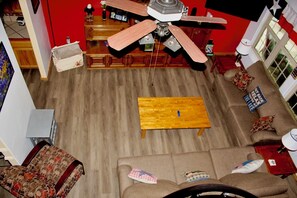 Smart-tv, dvd-spelare, böcker och ett filmbibliotek