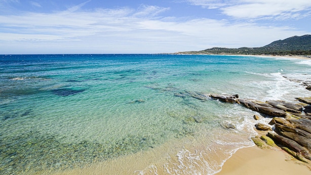 A clear coastal view with a sandy beach and rocky shoreline. - 2 bedroom nice apartment in Algajola (Algajola)