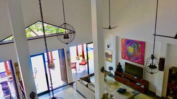 TV connectée, lecteur de DVD, livres