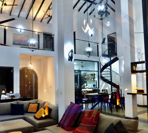 Luxurious villa 3 kms from beautiful beaches and restaurants and Galle fort