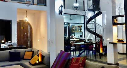 Luxurious villa 3 kms from beautiful beaches and restaurants and Galle fort