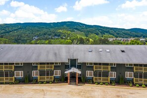 Exterior - The Lodge at Mount Snow (West Dover)