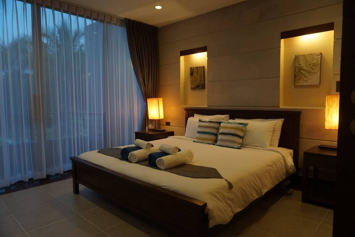 3 bedrooms, blackout curtains, free WiFi, bed sheets