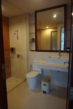 Shower, hydromassage showerhead, free toiletries, hair dryer - Phuket Local Residence (Thep Krasattri)