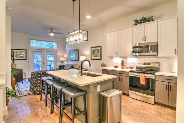 Frigorifero, microonde, forno, piano cottura