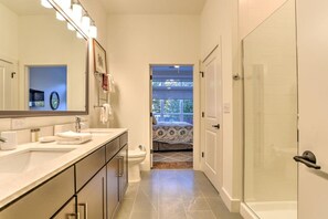 Een haardroger, handdoeken