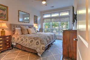 1 slaapkamer, een strijkplank/strijkijzer, gratis wifi, beddengoed