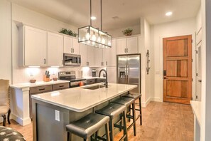 Frigorifero, microonde, forno, piano cottura