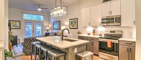 Refrigerador, microondas, horno, placa de cocina