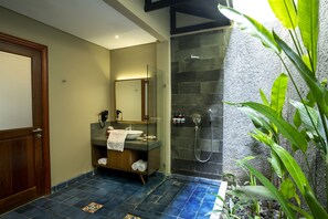 Kelengkapan dandanan diri percuma, pengering rambut, selipar, bidet 