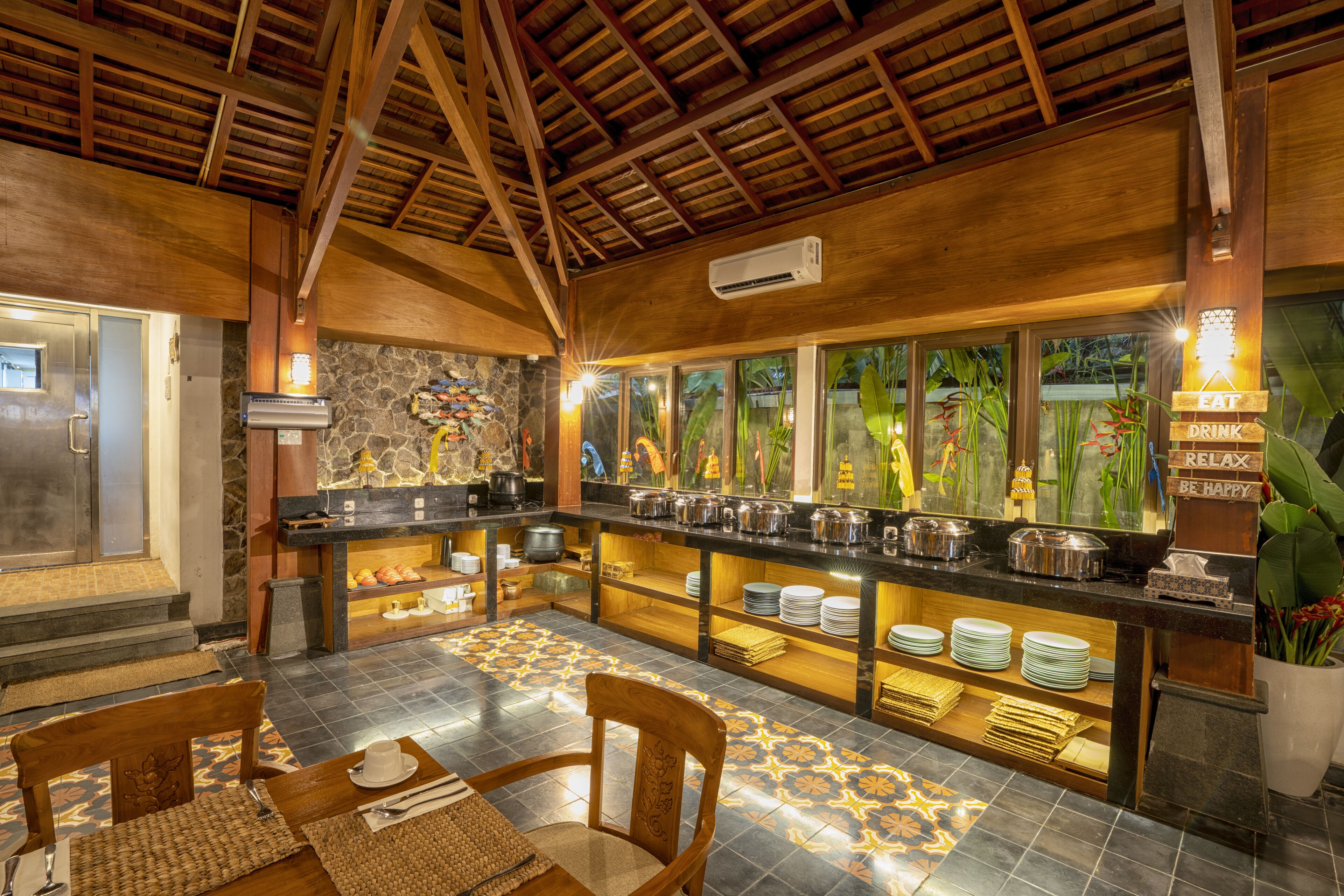 Breakfast, lunch and dinner served