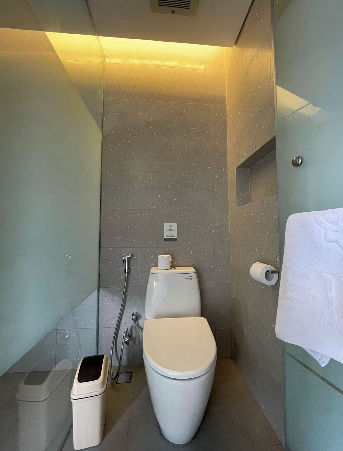 Une petite salle de bain comprenant des toilettes, un bidet et une poubelle.